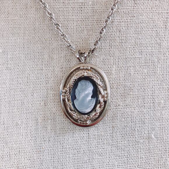 Mid Century Glass Cameo Pendant Necklace, VTG Silver Tone 70s Victorian Revival - Picture 5 of 13